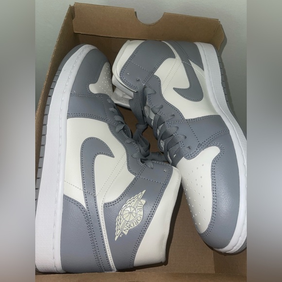 Women’s air Jordan 1 mid size: 11.5 - Picture 4 of 4